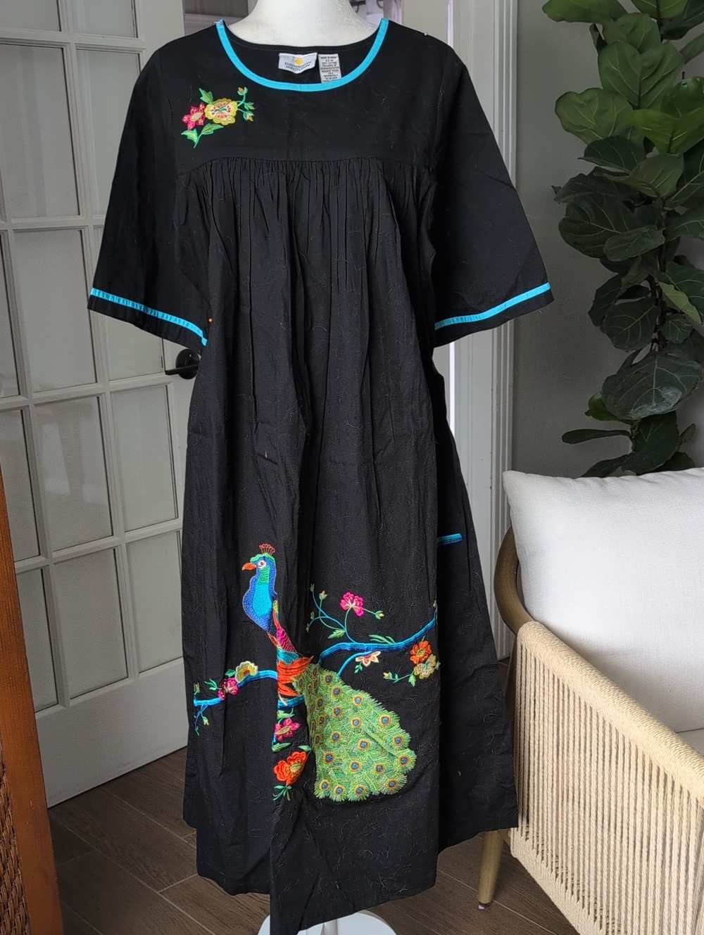 Vintage Smithsonian Institution Black Embroidered Peacock Kaftan Women's Medium